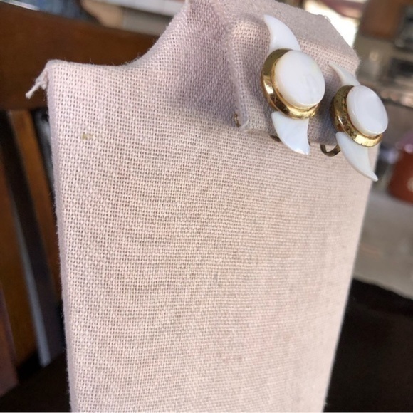 Vintage Screw Back Earrings - Picture 3 of 5